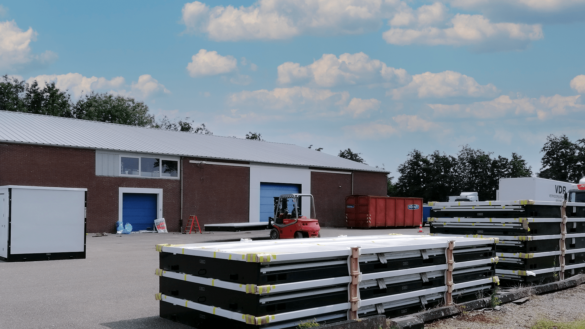 Storage420_interview_image 2 Storage420_interview_image_delivery_containers